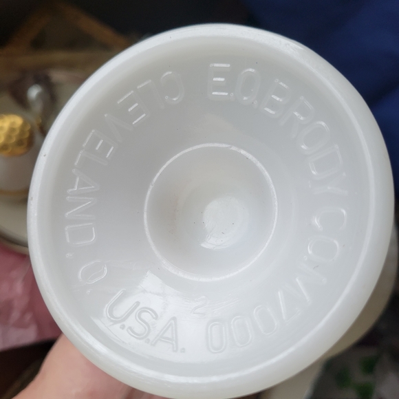 Vintage E.O. Brody Milk Glass Pedestal Vase ~ M7000 ~ Cleveland, OH ~ 1960s - Picture 3 of 14